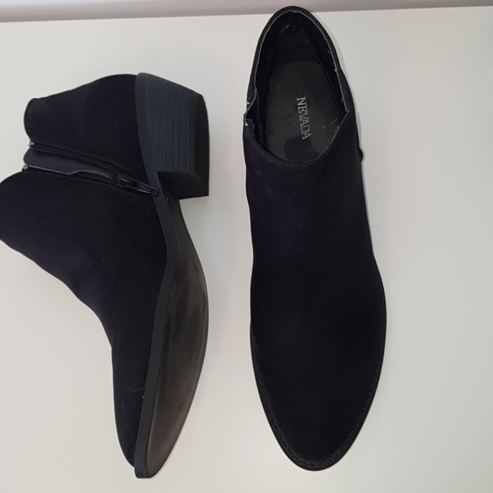 Nevada ladies black suede booties, size 10